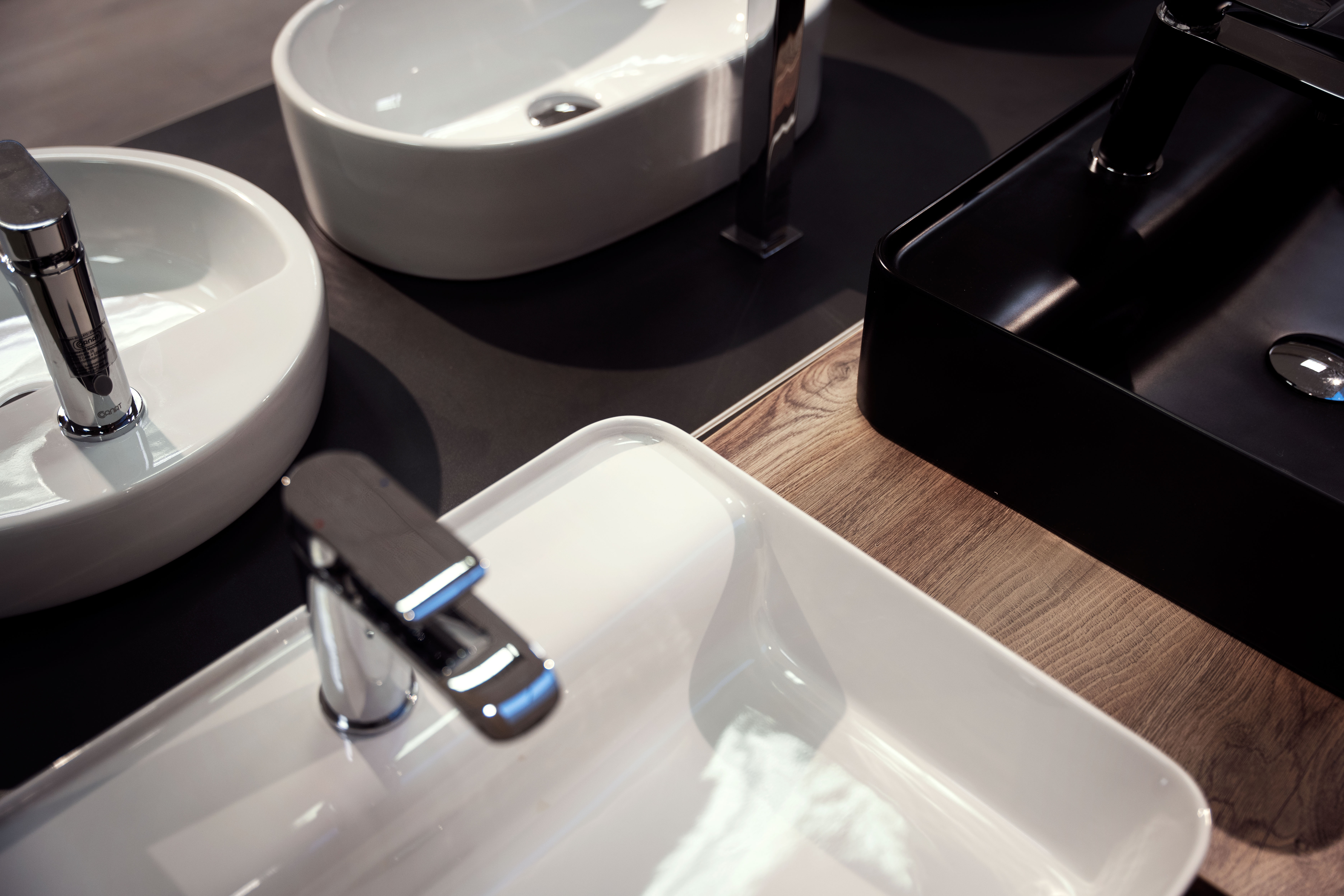 Mitarbeiter präsentiert Kunden im Showroom Sanitär neue Produkte Mitarbeiter präsentiert Kunden im Showroom Sanitär neue Produkte